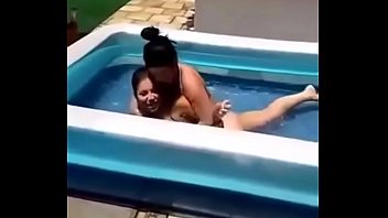 jugando en piscina (online-video-cutter.com)